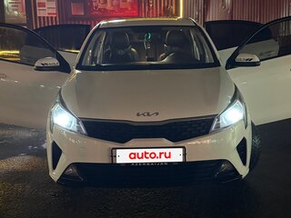 2021 Kia Rio IV Рестайлинг, белый, 1450000 рублей, вид 1