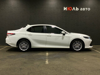 2020 Toyota Camry VIII (XV70), белый, 2790000 рублей, вид 4