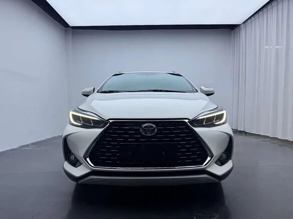 2022 Toyota Yaris IV, белый, 1350000 рублей - вид 1
