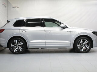 2018 Volkswagen Touareg III, серебристый, 3799000 рублей, вид 4