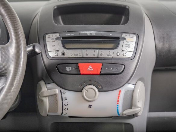 2007 Peugeot 107 I, красный - вид 12