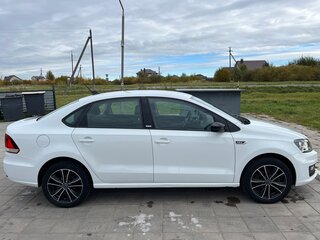 2017 Volkswagen Polo V Рестайлинг, белый, 1050000 рублей, вид 4