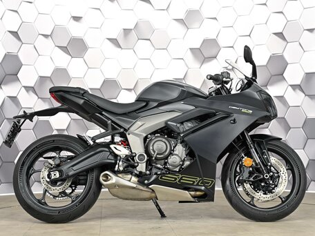2024 Triumph Daytona 660, серый, 959000 рублей, вид 3