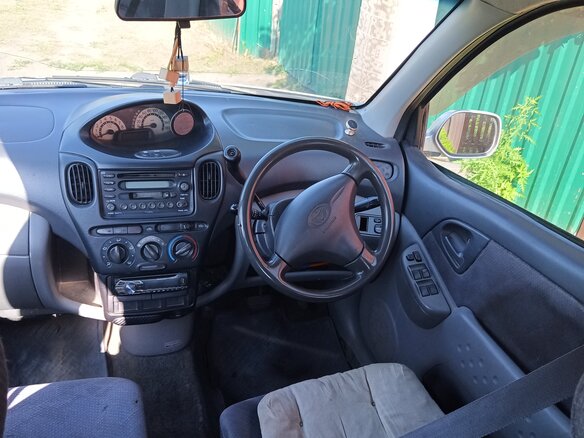 2001 Toyota FunCargo, серый, 300000 рублей - вид 4
