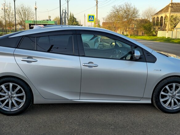 2018 Toyota Prius IV (XW50), серый, 1800000 рублей - вид 3