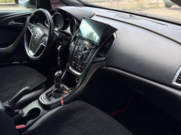 2014 Opel Astra J Рестайлинг, чёрный, 800000 рублей - вид 4