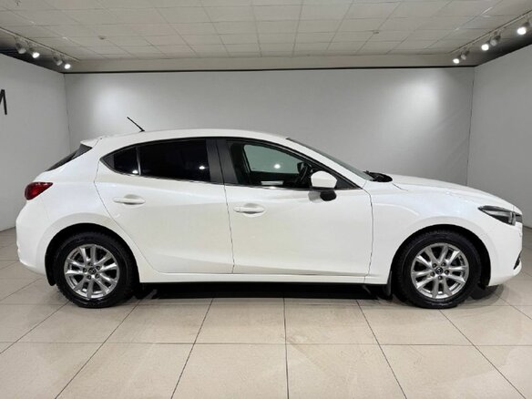 2018 Mazda 3 III (BM) Рестайлинг, белый, 1510000 рублей - вид 3