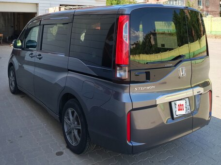 2019 Honda Stepwgn V Рестайлинг, серый, 2020000 рублей, вид 4