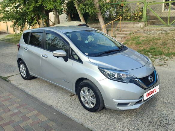 2020 Nissan Note e-Power II Рестайлинг, серебристый, 1465000 рублей - вид 2