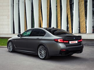 2023 BMW 5 серии M550i xDrive VII (G30/G31/G38) Рестайлинг, белый, 10500000 рублей, вид 3