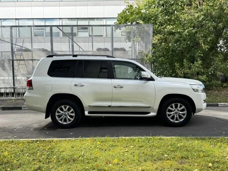 2019 Toyota Land Cruiser 200 Series Рестайлинг 2, белый, 9500000 рублей, вид 4