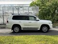 2019 Toyota Land Cruiser 200 Series Рестайлинг 2, белый, 9500000 рублей - вид 3