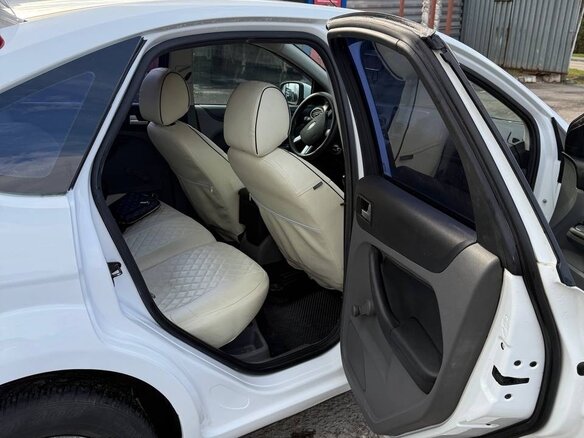 2010 Ford Focus II Рестайлинг, белый, 400000 рублей - вид 18
