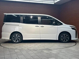 2021 Toyota Voxy III (R80) Рестайлинг, белый, 2000007 рублей, вид 4
