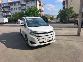 2018 Toyota Noah III (R80) Рестайлинг, белый, 2200000 рублей, вид 2