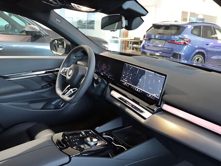2025 BMW 5 серии 520d xDrive VIII (G60/G61/G68), серый, 7290000 рублей, вид 3