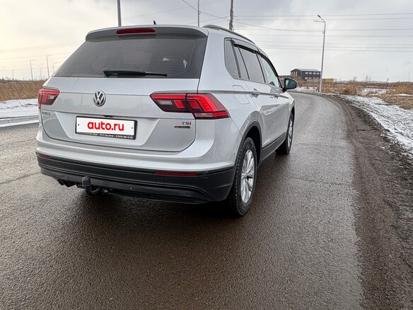 2017 Volkswagen Tiguan II, серебристый, 2100000 рублей - вид 2