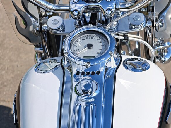 2006 Harley-Davidson Softail Deluxe, белый, 2100000 рублей - вид 12