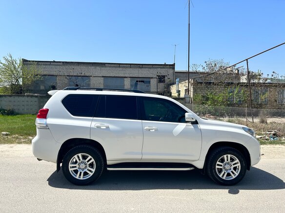 2011 Toyota Land Cruiser Prado 150 Series, белый, 2800000 рублей - вид 3