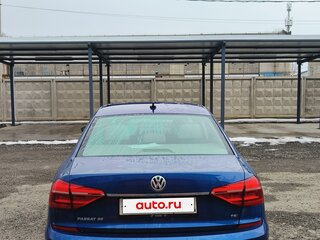 2016 Volkswagen Passat (North America and China) I Рестайлинг, синий, 1600000 рублей, вид 3