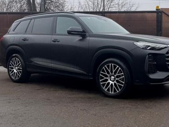 2023 Audi Q6 45 TFSI, чёрный, 8085000 рублей - вид 2
