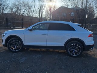 2020 Audi Q8 55 TFSI I (4M), белый, 5500000 рублей, вид 4