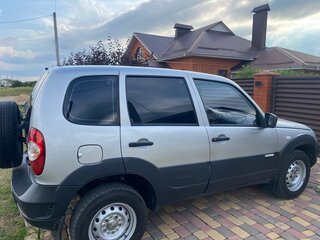 2013 Chevrolet Niva I Рестайлинг, серебристый, 530000 рублей, вид 4
