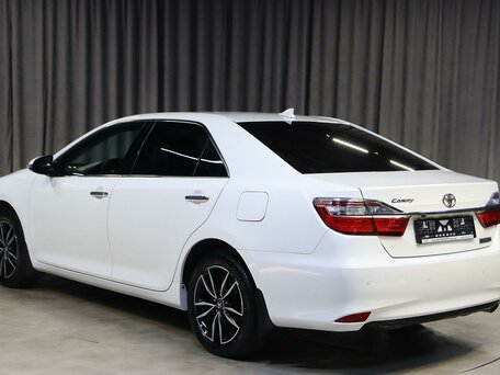 2017 Toyota Camry VII (XV50) Рестайлинг 2, белый, 1899000 рублей, вид 4
