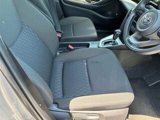 2022 Toyota Yaris Cross I, серый, 1560000 рублей, вид 3