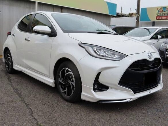 2023 Toyota Yaris IV, белый - вид 2