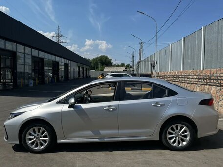 2023 Toyota Corolla Sporty XII (E210) Рестайлинг, серебристый, 1477000 рублей, вид 4