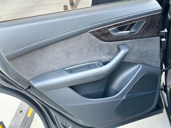2020 Audi Q8 55 TFSI I (4M), серый, 5863200 рублей - вид 15