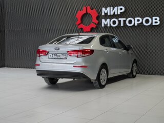 2015 Kia Rio III Рестайлинг, серебристый, 840000 рублей, вид 4