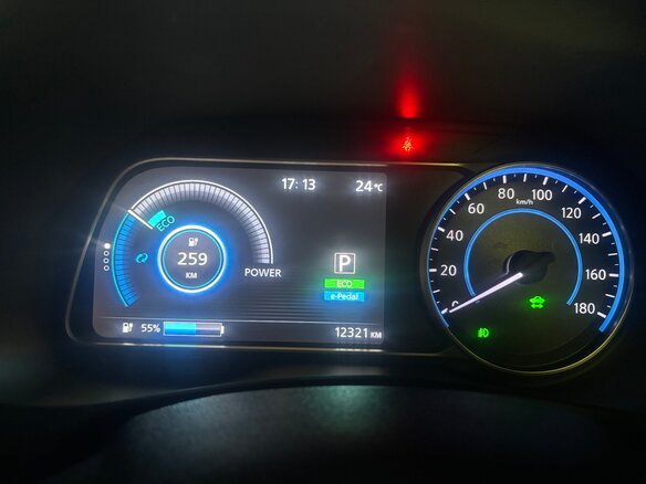 2019 Nissan Leaf II (ZE1), серебристый, 2420000 рублей - вид 12