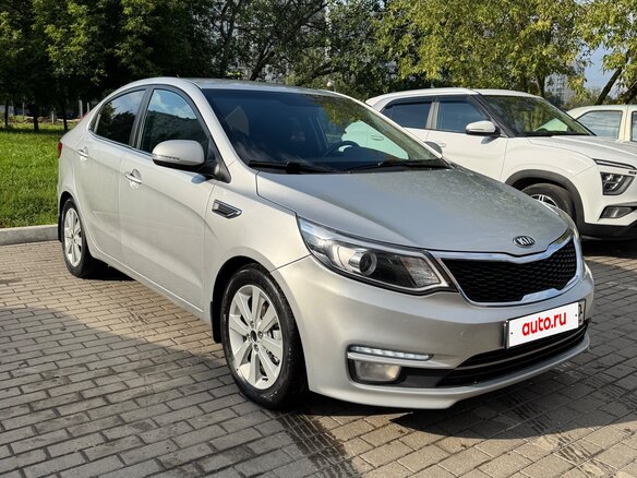 2015 Kia Rio III Рестайлинг, серебристый - вид 2