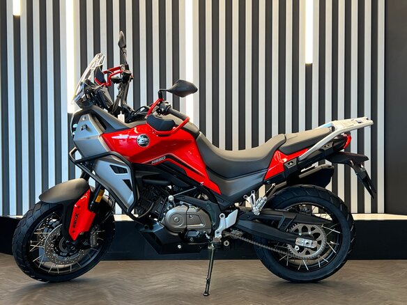 2026 QJMotor SVT 650 X, красный, 729000 рублей - вид 5