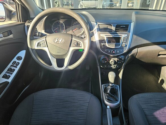 2015 Hyundai Solaris I Рестайлинг, белый, 825000 рублей - вид 6