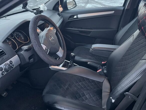2011 Opel Astra H Рестайлинг, серый, 550000 рублей - вид 3