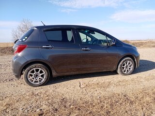 2014 Toyota Vitz III (XP130) Рестайлинг, серый, 550000 рублей, вид 2