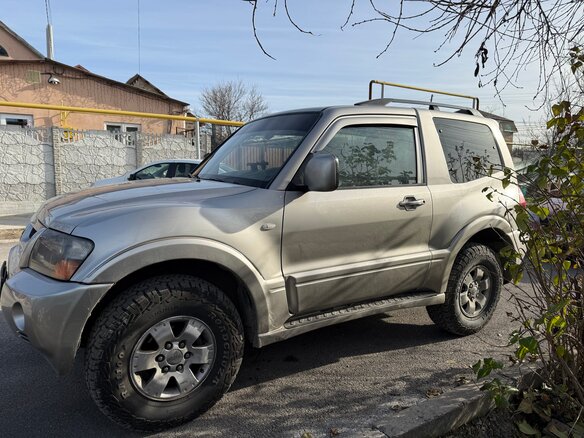 2005 Mitsubishi Pajero III Рестайлинг, серебристый, 1300000 рублей - вид 3