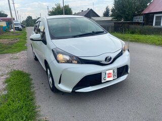 2014 Toyota Vitz III (XP130) Рестайлинг, белый, 900000 рублей, вид 3