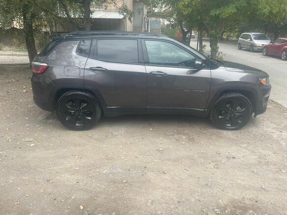 2020 Jeep Compass II, серый, 1800000 рублей - вид 4