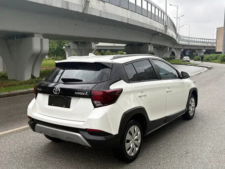2022 Toyota Yaris L XP150 Рестайлинг, белый, 1080000 рублей, вид 3