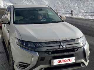 2018 Mitsubishi Outlander PHEV III Рестайлинг 3, белый, 3500000 рублей, вид 2