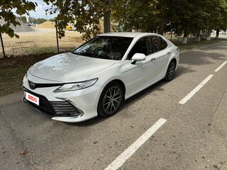 2021 Toyota Camry VIII (XV70) Рестайлинг, белый, 3550000 рублей, вид 2