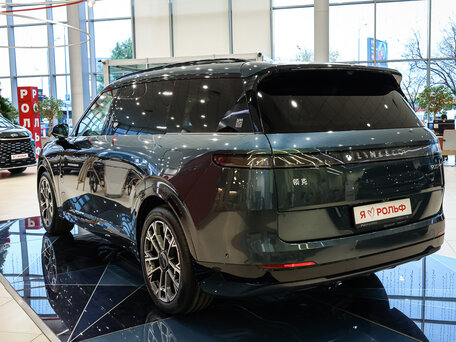 Lynk & Co 900