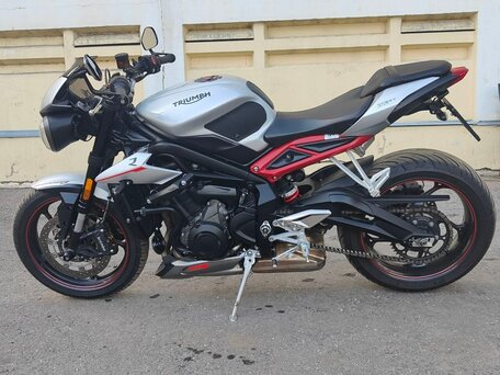 2017 Triumph Street Triple, серебристый, 699000 рублей, вид 2