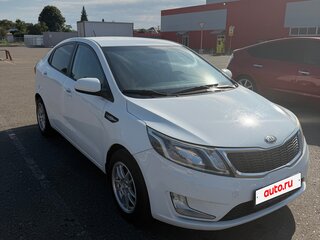 2013 Kia Rio 4-speed III, белый, 880000 рублей, вид 4