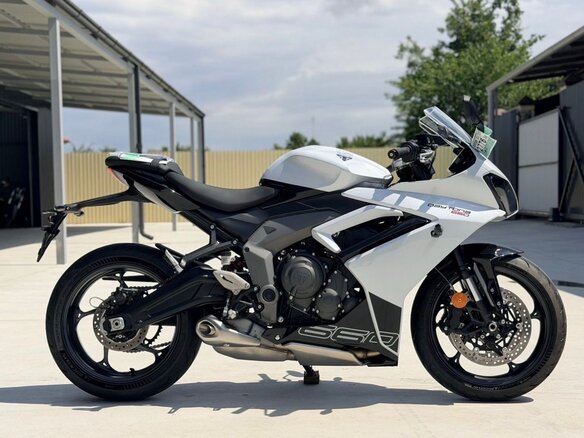 2025 Triumph Daytona 660, белый - вид 8
