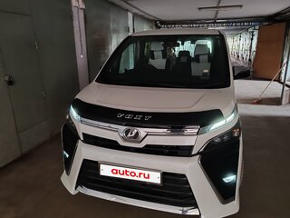 2018 Toyota Voxy III (R80) Рестайлинг, белый, 2555000 рублей, вид 2